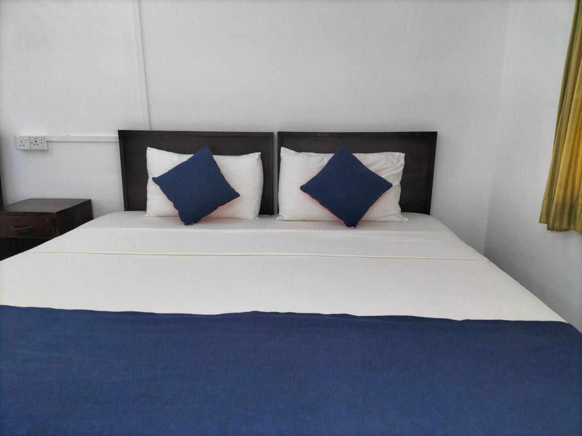 Coral Bay Hotel *